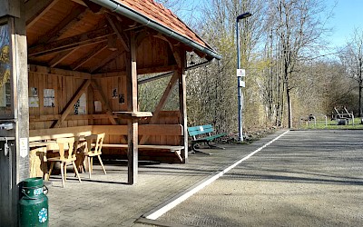 Schutzhütte am Boule-Platz